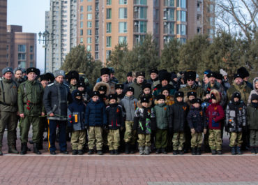Атаман вместе с казачатами возложили цветы к мемориалу Вечного огня на площади Славы Хабаровска