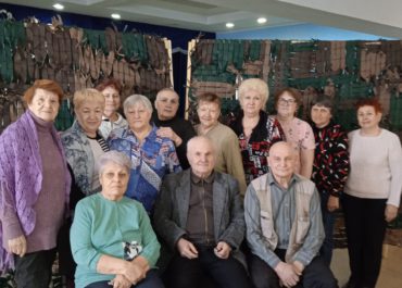 Жители Белогорска посменно плетут маскировочные сети